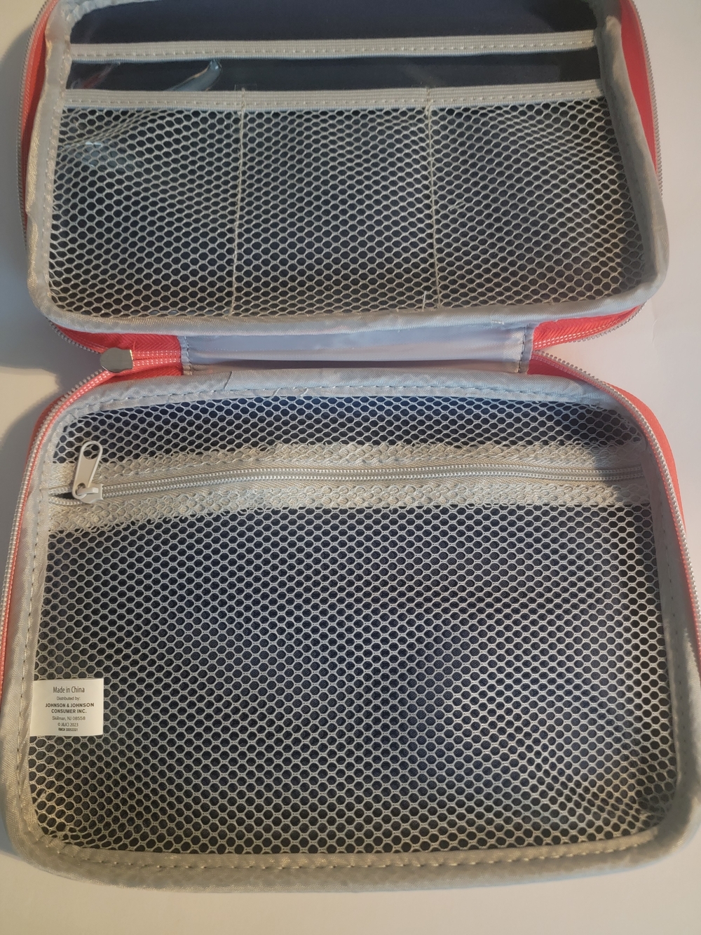 Johnson & Johnson Red First Aid Travel Pouch with White Cross - Picture 6 of 6